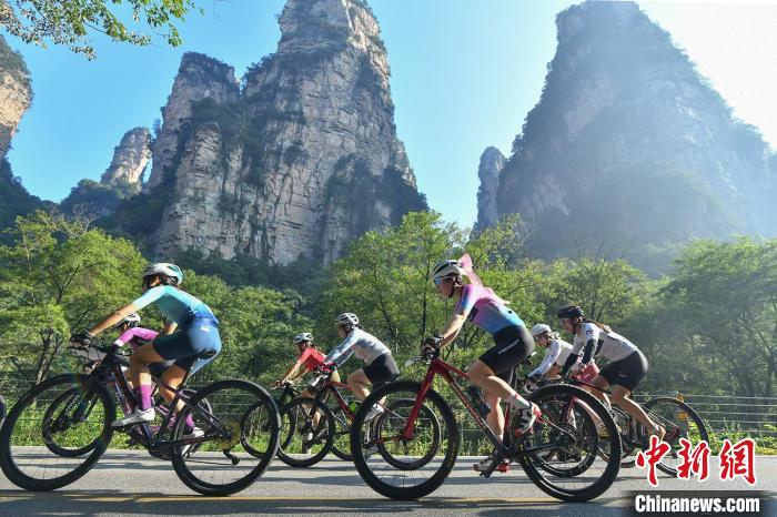 张家界峰林穿越国际自行车挑战赛汇聚约600名海