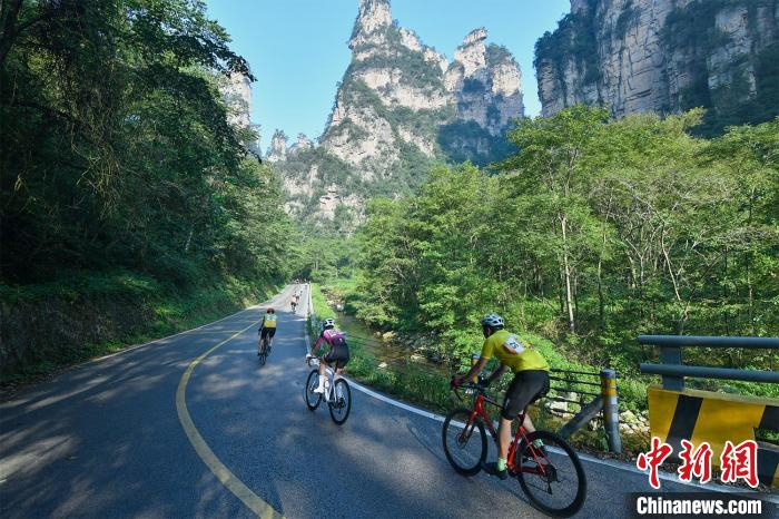 张家界峰林穿越国际自行车挑战赛汇聚约600名海