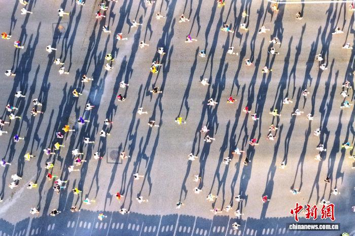 2025特步泉州晋江马拉松赛激情开跑 田虎路颖分获