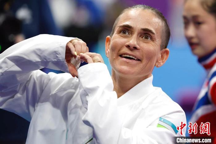 48岁体操传奇丘索维金娜杭州亚运会跳马决赛摘银