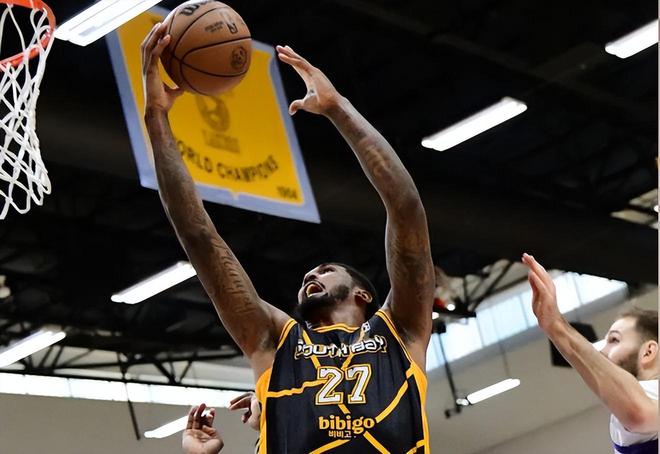 南湾湖人先发中锋威廉姆斯攻防俱佳却难救主，