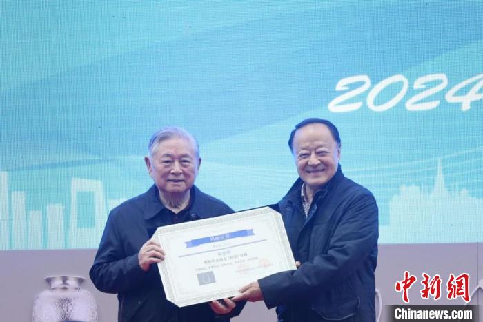 李富荣捐赠奥林匹克银质勋章传承奥运精神