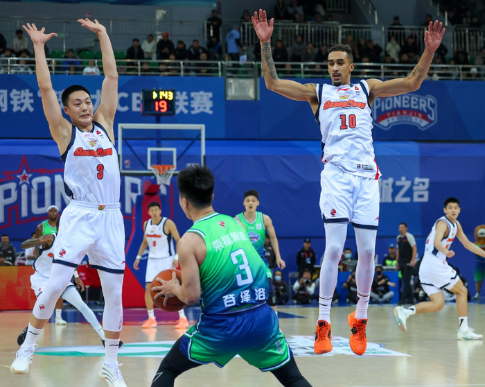 广厦力克天津暂居榜首 青年军崛起迎战强敌