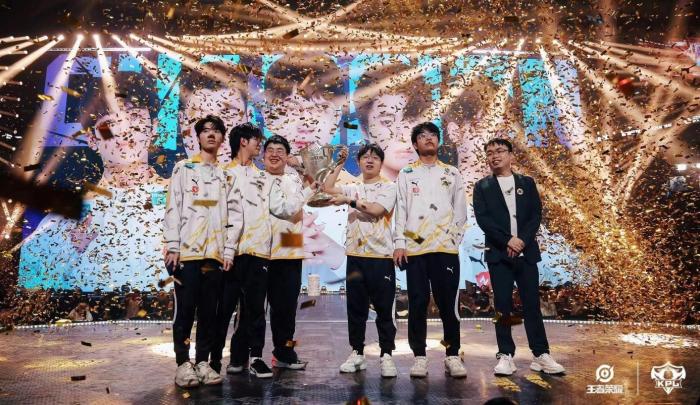 重庆狼队力克成都AG超玩会斩获队史第十冠 小胖