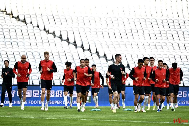 成都蓉城迎战申花不败战绩对决 球迷热情引爆赛
